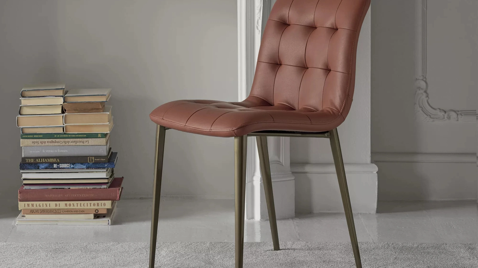 Sedia Kuga Slim in ecopelle trapuntata e imbottita con gambe in acciaio laccato di Bontempi