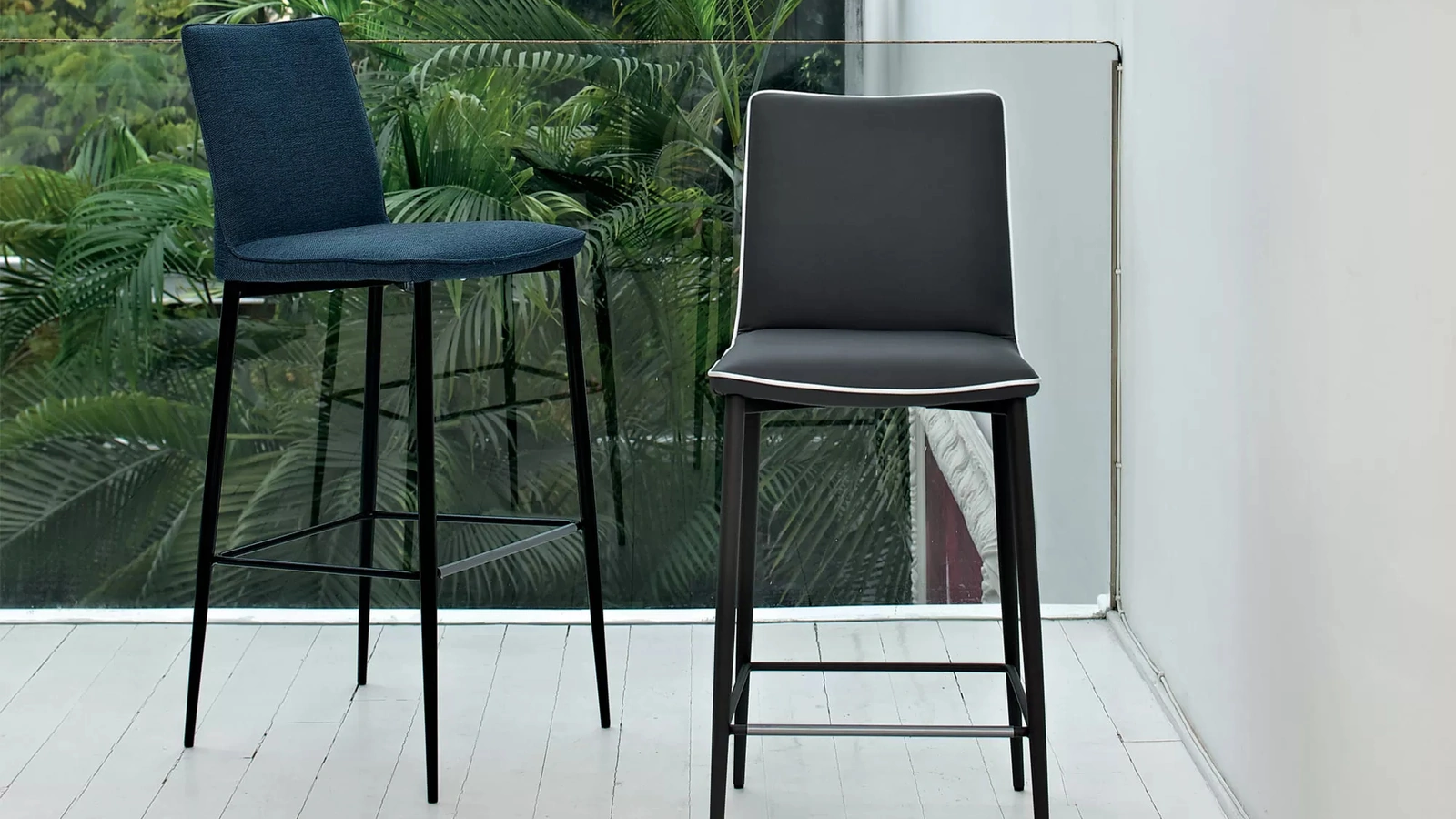 Sgabello Nata in tessuto con struttura in acciaio laccato di Bontempi