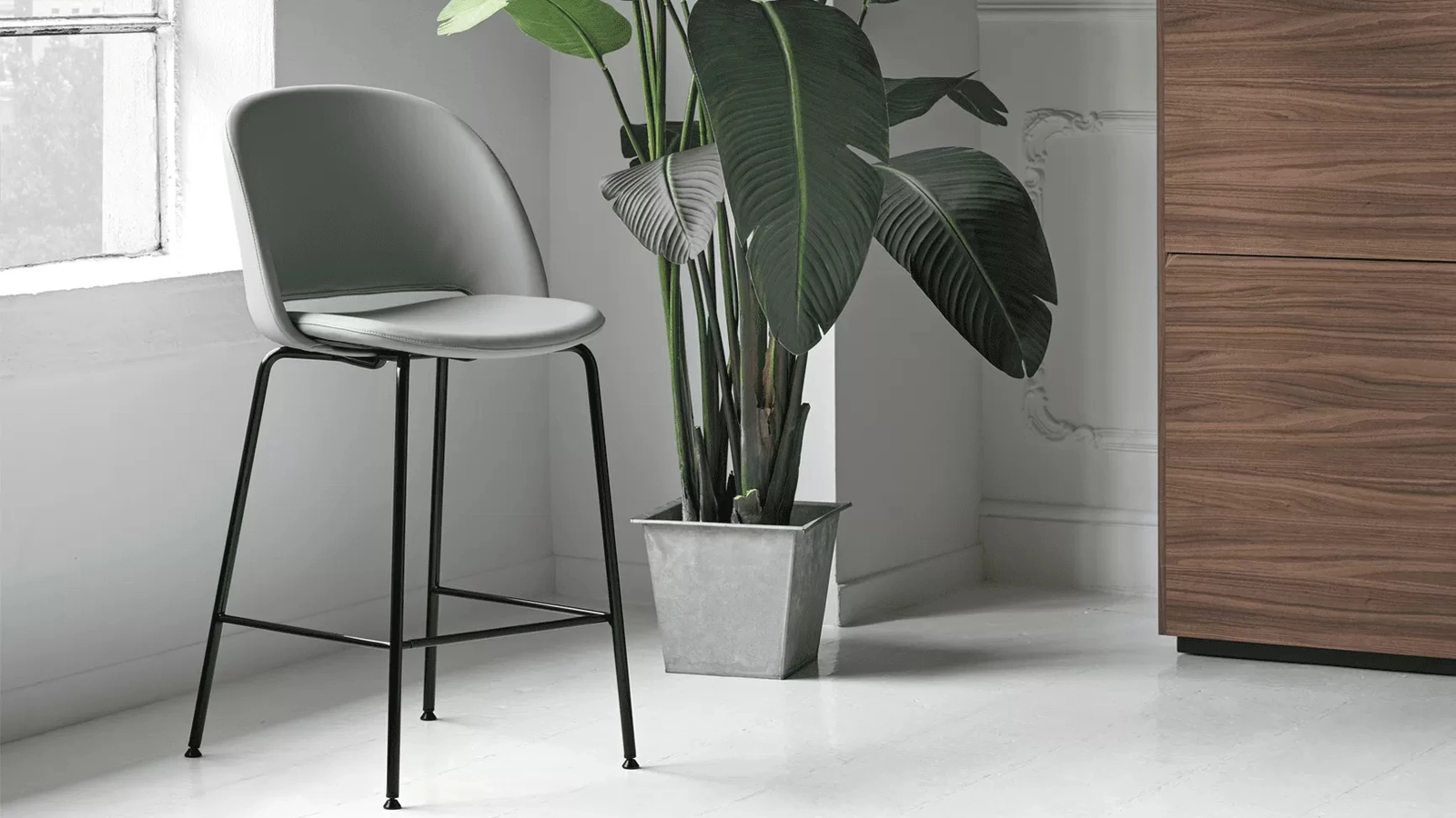 Sgabello Polo Rivestito in ecopelle con struttura in acciaio laccato di Bontempi