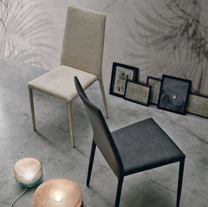 Sedia Skinny con schienale alto e leggermente curvato, rivestita in ecopelle di Tomasella