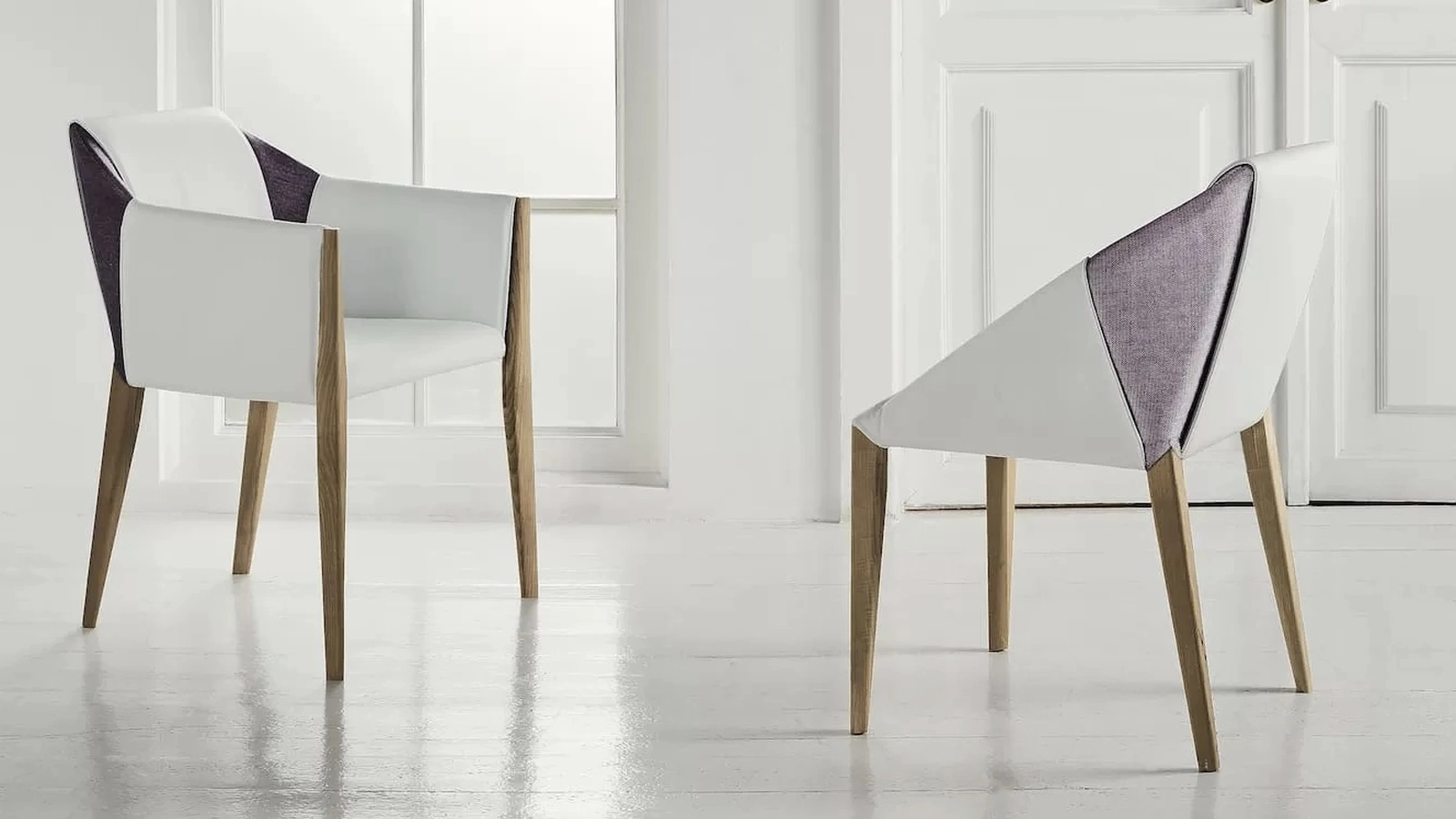 Sedia Sveva rivestita in pelle con struttura in legno massello di Bontempi