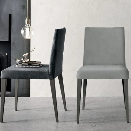 Sedia Tiffany in ecopelle o tessuto con struttura in laccato poro aperto di Tomasella