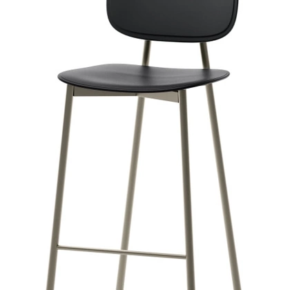 Sgabello Young in polipropilene e struttura in metallo di Veneta Cucine