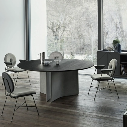 Tavolo rotondo Magnum con base in cemento e piano in legno impiallaciato di Bontempi