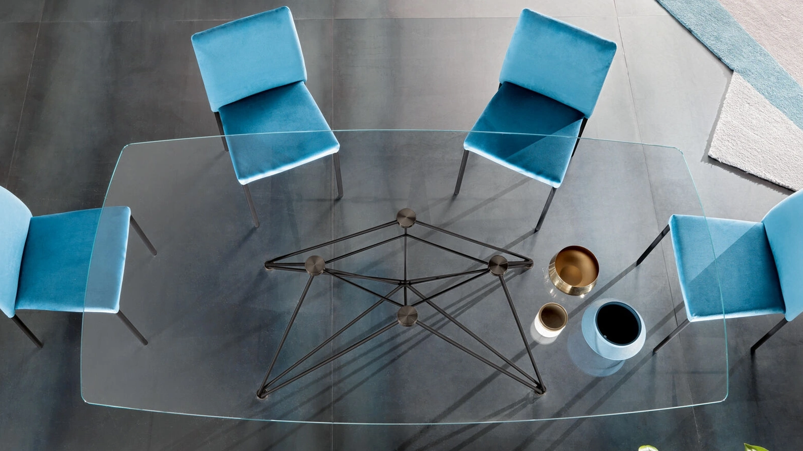 Tavolo Pegaso con piano in cristallo e base in tondino metallico di Riflessi