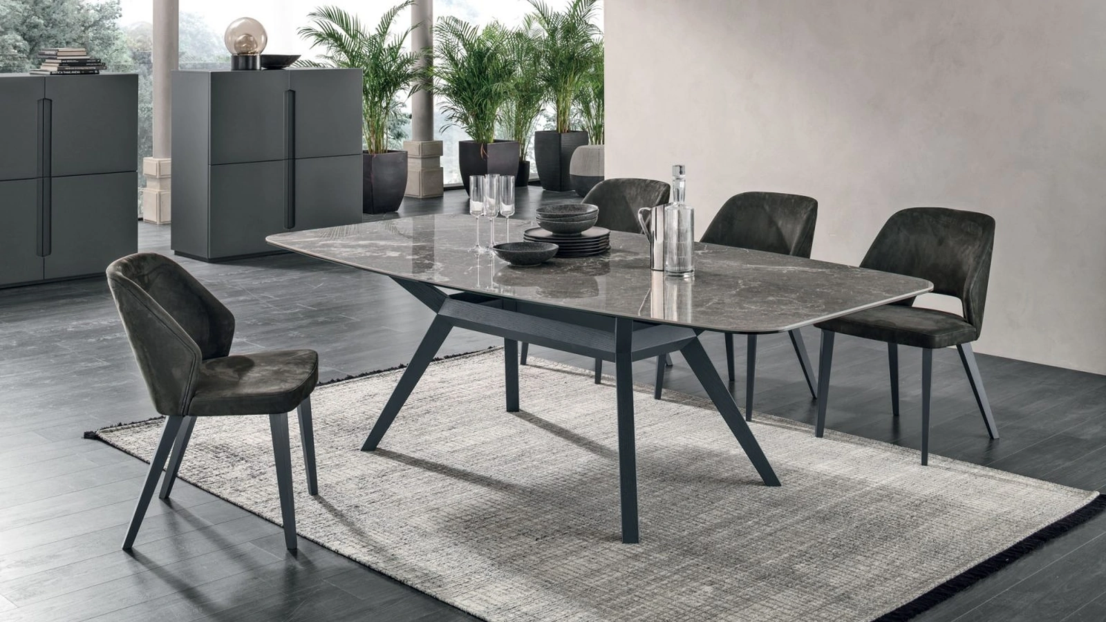 Tavolo Avalon con piano in gres e base in laccato poro aperto antracite di Tomasella