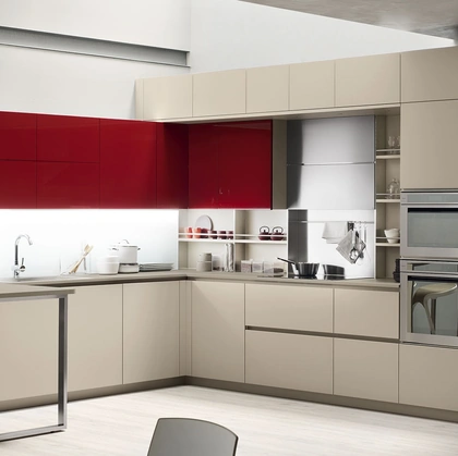 Cucina Moderna con penisola Lounge 11 in laccato Beige Ecru e Rosso Veneziano di Veneta Cucine