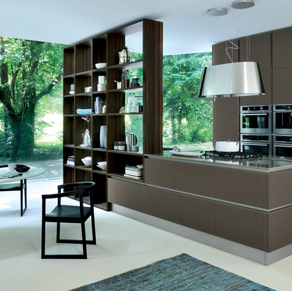 Cucina Moderna con isola Ri-flex 06 in vetro laccato Marrone Oliva di Veneta Cucine