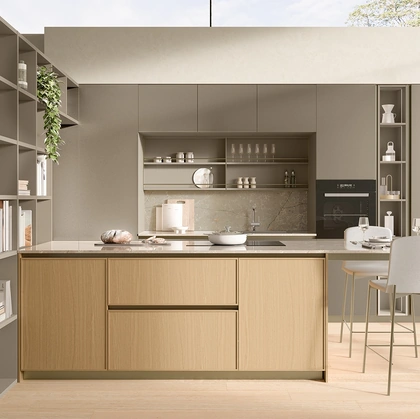 Cucina Moderna con penisola Sakura 06 in vetro opaco Alabastro e Rovere di Veneta Cucine
