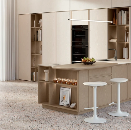 Cucina Moderna con penisola Sakura 19 in Frassino laccato Marrone e Crema di Veneta Cucine