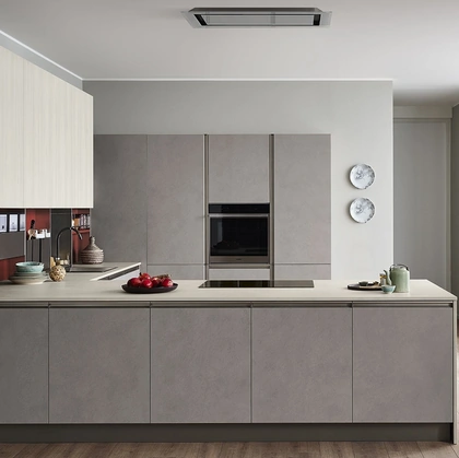 Cucina Moderna Start-Time Presa 06 con penisola in finitura Graffiato scuro e Play Rovere chiaro di Veneta Cucine