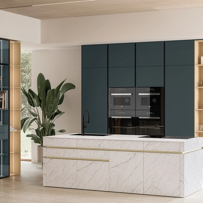 Cucina Moderna con isola Iconica 05 in laccato e ceramica di Veneta Cucine