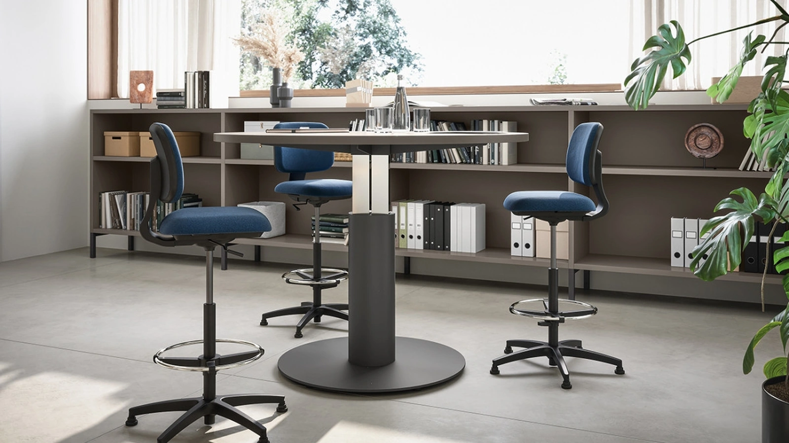 Scrivania Operativa rotonda 03C in melaminico con gamba dinamica di Cinquanta3