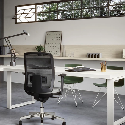 Sedia Operativa su ruote con seduta in tessuto imbottito e schienale in rete York di Cinquanta3